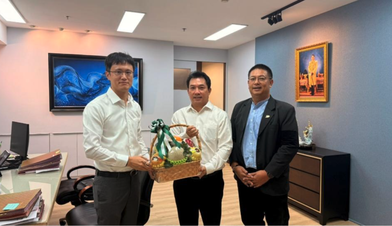 คณะผู้บริหารบริษัท เรย์ ออฟ ไลท์ จำกัด เข้าพบแสดงความยินดีแก่ผู้อำนวยการสำนักอำนวยความปลอดภัย กรมทางหลวงชนบท เนื่องในโอกาสรับตำแหน่งใหม่